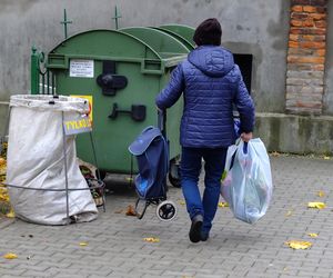 Cmentarz na Unickiej w Lublinie. Pani Dorota ma sposób na złodziei wieńców. Tak robiła nasza mama