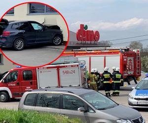 Pomylił gaz z hamulcem. Przebił ścianę Dino na wylot