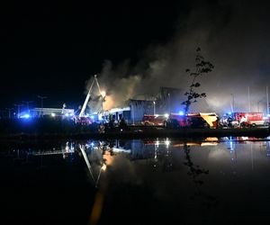 Pożar akumulatorowni na poddaszu zakładu przetwórstwa drobiu w Kawle