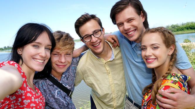 Barwy szczęścia odc. 2145. Oliwka (Wiktoria Gąsiewska), Tymon (Jakub Wróblewski), Madzia (Natalia Sierzputowska), Kacper (Jakub Szlachetka), Kajtek (Jakub Dmochowski)