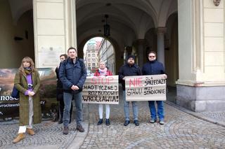 Wraca temat sprzedaży działki przy stadionie Tarczyński Arena. Ekolodzy protestują [ZDJĘCIA]