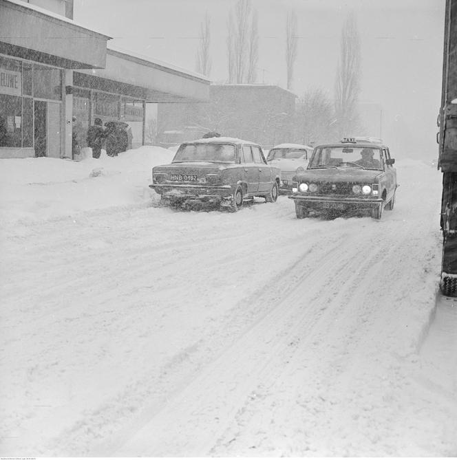 Taksówka Fiat 125p na zaśnieżonej jezdni ul. Malczewskiego - widok w stronę al. Niepodległości od skrzyżowania z ul. Modzelewskiego