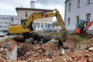 Ruina znika z terenu starego szpitala w Zamościu. Będzie więcej miejsc do parkowania