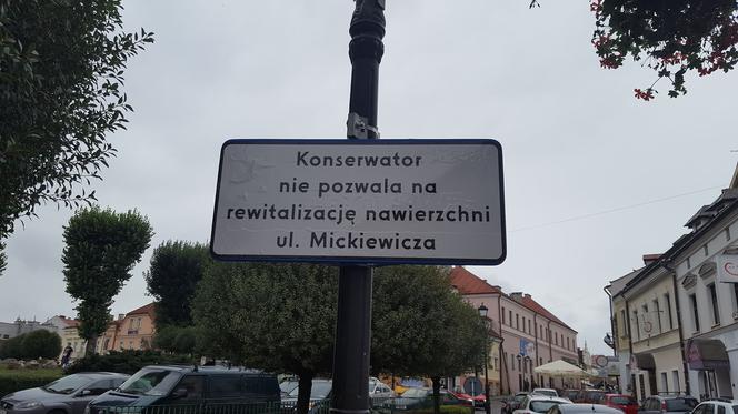 Niecodzienna tabliczka przy Rynku w Rzeszowie już jest na swoim miejscu