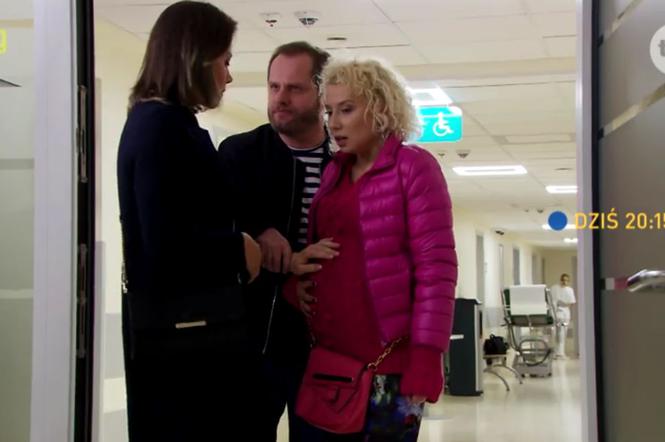 Na Wspólnej, odc. 2806. Beata (Katarzyna Ptasińska), Krystian Maślikowski (Michał Kościuk), Maślikowska (Anna Rokita) 