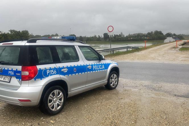 Zagrożenie powodziowe. Polder Buków na Odrze jak atrakcja turystyczna. Tłumy gapiów 