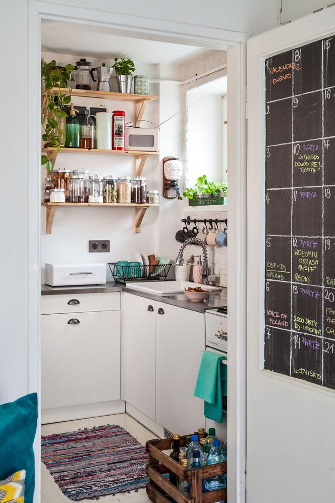 Farba tablicowa na drzwiach kuchennych