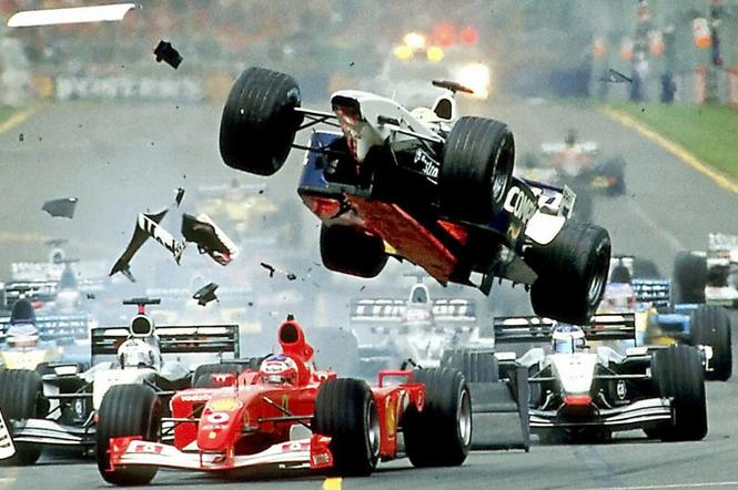 Ralf Schumacher kierowca Williamsa przeleciał nad Rubensem Barrichello w Ferrari podczas GP Australii w 2002 roku