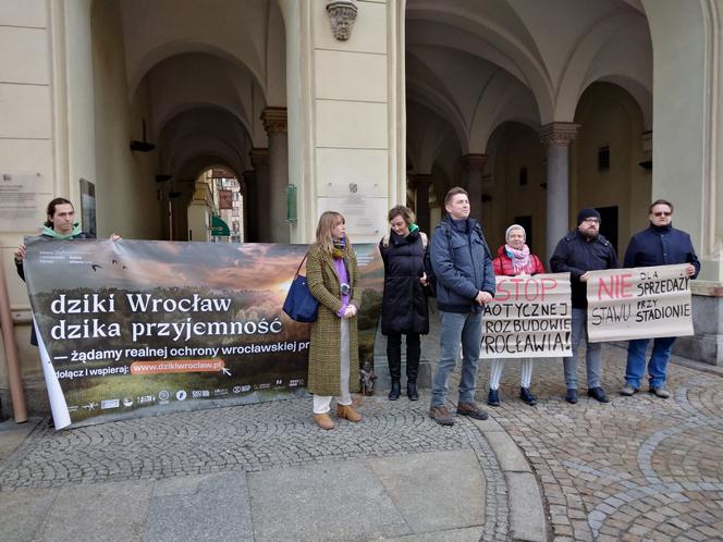 Wraca temat sprzedaży działki przy stadionie Tarczyński Arena. Ekolodzy protestują [ZDJĘCIA]