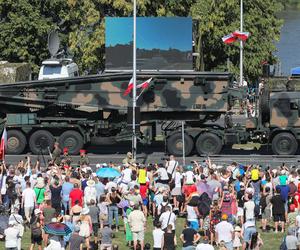 Święto Wojska Polskiego w Warszawie. Tłumy przyszły obejrzeć defiladę