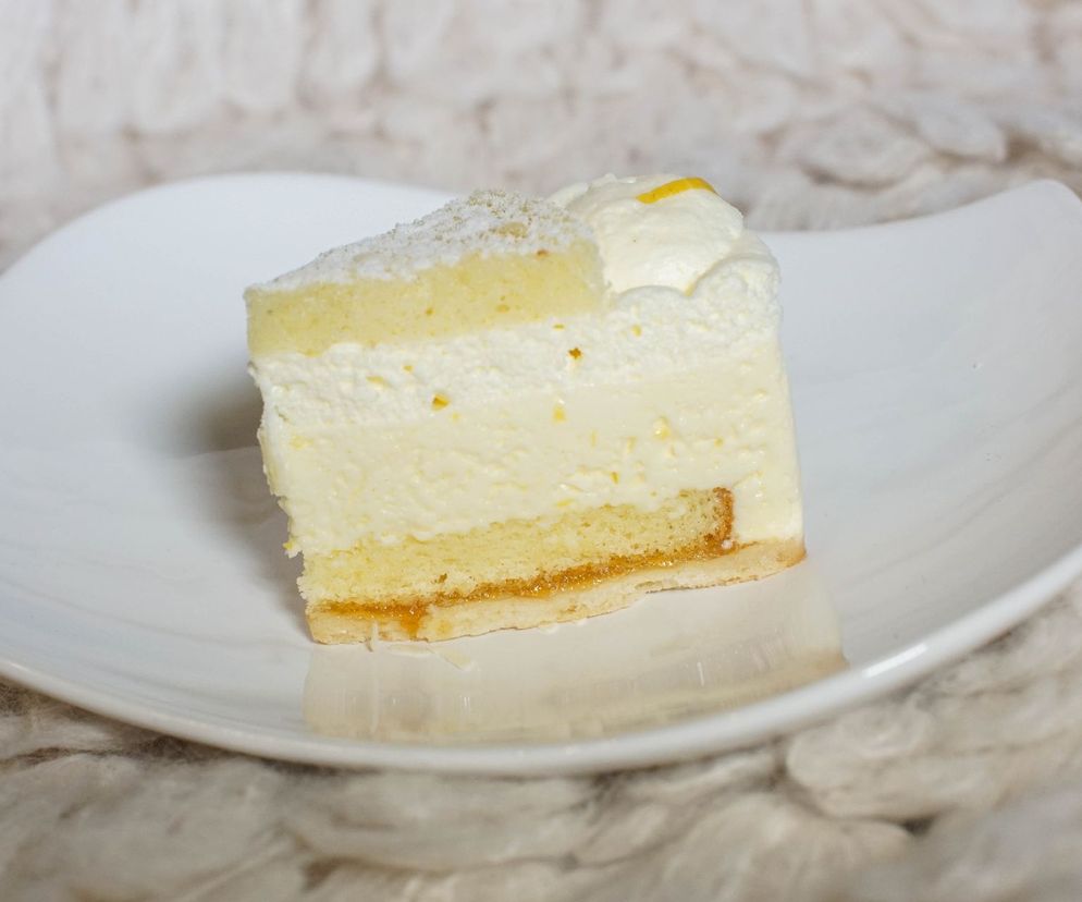 Rozkoszne ciasto cytrynowe. Aksamitny krem budyniowy, delikatna pianka - co może być lepszego?