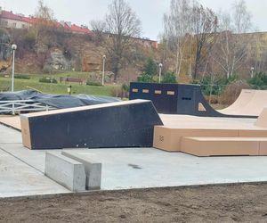 Skate Park Starachowice. Większość urządzeń już zamontowano