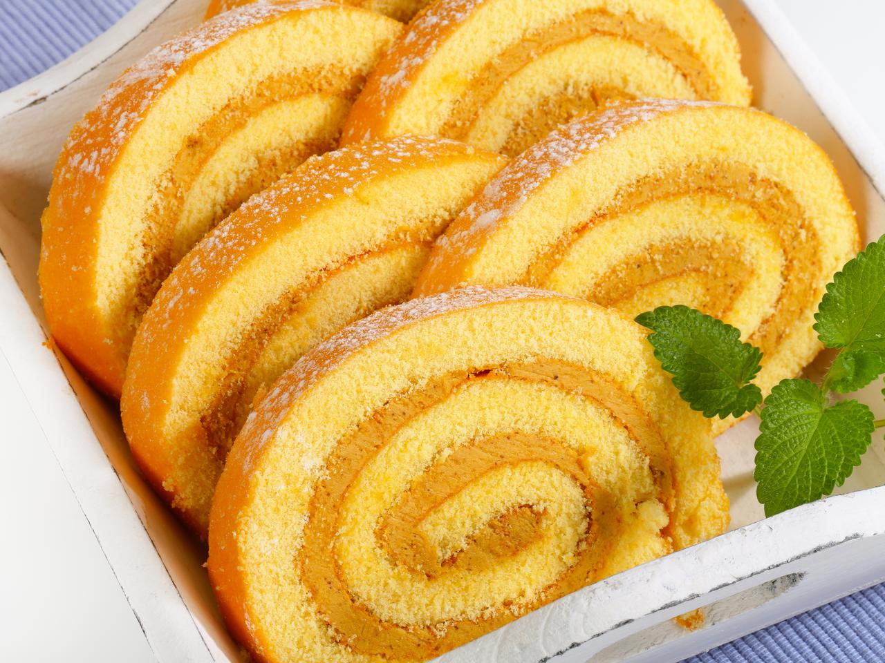 Rolada chałwowa: prosty przepis na roladę z kremem chałwowym