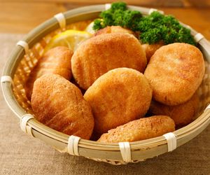 Nuggetsy z tofu to przekąska idealna. Wychodzą chrupiące i pełne smaku