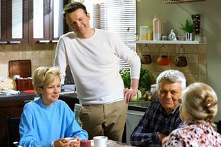 Barwy szczęścia odc. 1903  - opis, streszczenie: Bożena zatrudnia się w agencji ochroniarskiej Bilskiego