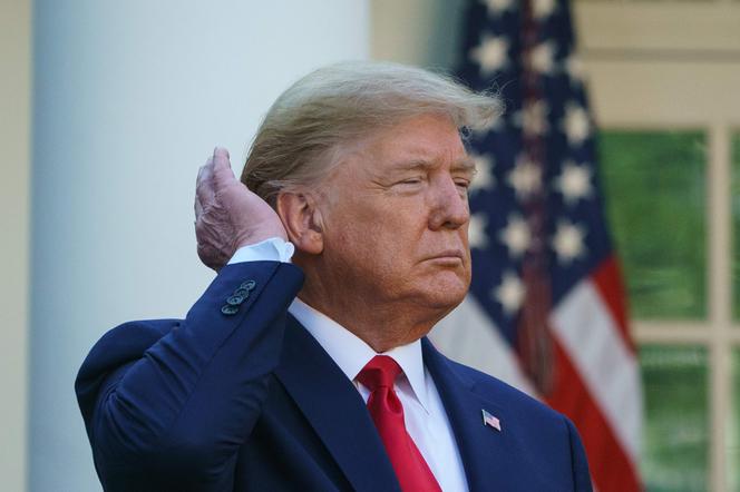 Donald Trump poprawia włosy