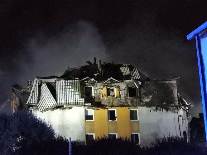 Pożar w Ząbkach. Strażacy przeszukują pogorzelisko