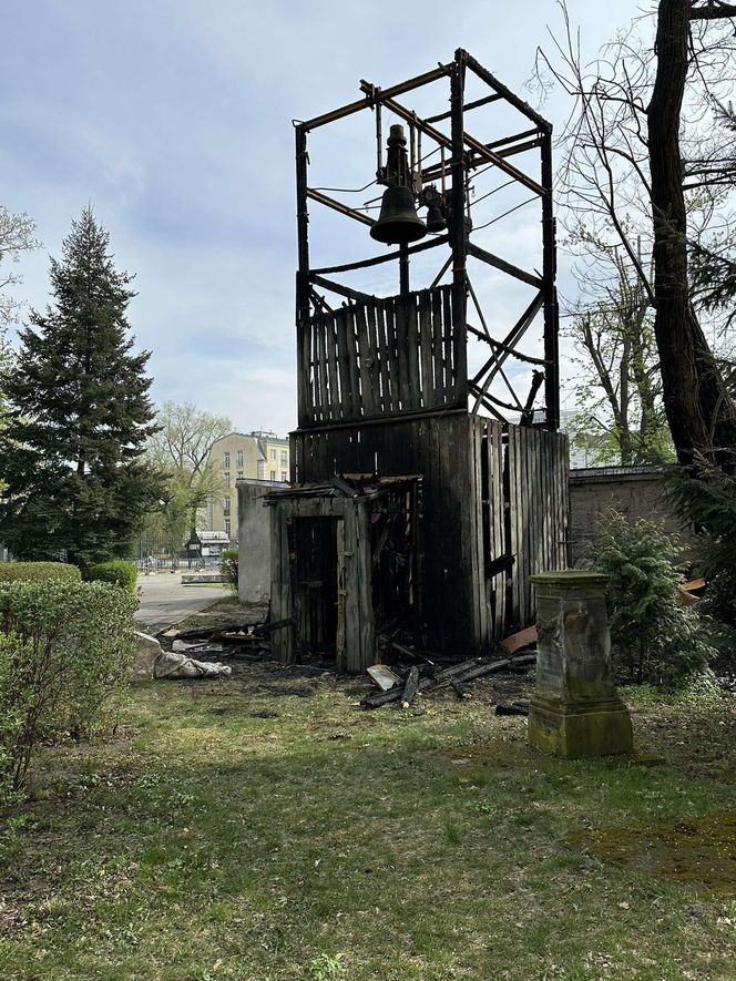 Pożar zabytkowej dzwonnicy w Warszawie