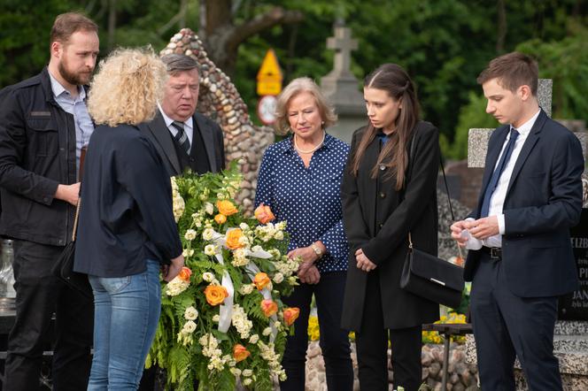 Na Wspólnej odc. 2940. Tomek (Krzysztof Chodorowski), Beata (Katarzyna Ptasińska), Paweł (Grzegorz Kwiecień), Ewelina (Aleksandra Pałka), Maria (Bożena Dykiel), Włodek (Mieczysław Hryniewicz)