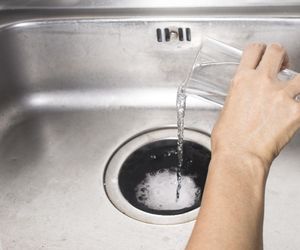 Wsyp 4 łyżki do zatkanego odpływu. Udrożni rury i woda będzie spływać szybko jak błyskawica. Sposób na zatkany zlew