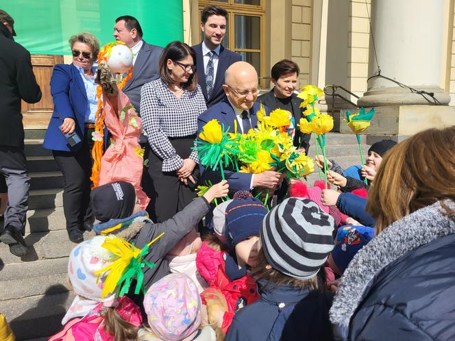 Plac przed ratuszem zakwitł. Przedszkolaki witały wiosnę [GALERIA]