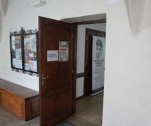Drzwi z drogowskazem