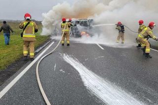 Mercedes płonął jak pochodnia. Dwie osoby nie żyją. Policja podała nowe ustalenia