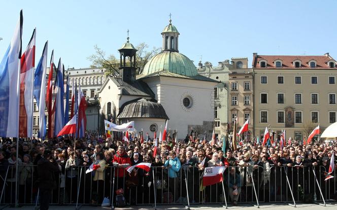 Rocznica pogrzebu Lecha i Marii Kaczyńskich na Wawelu