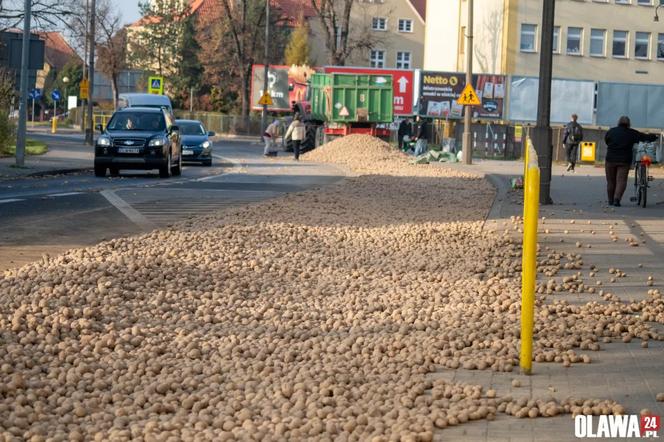 Ziemniaki zasypały całą ulicę Krutowskiego 