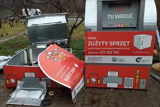 Zniszczone pojemniki na elektrośmieci