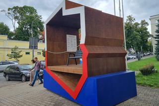 Kontrowersyjna instalacja w centrum Olsztyna