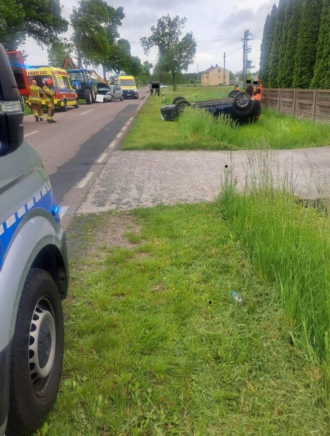 W wyniku wypadku droga wojewódzka nr 698 została całkowicie zablokowana. Policjanci kierują na objazdy