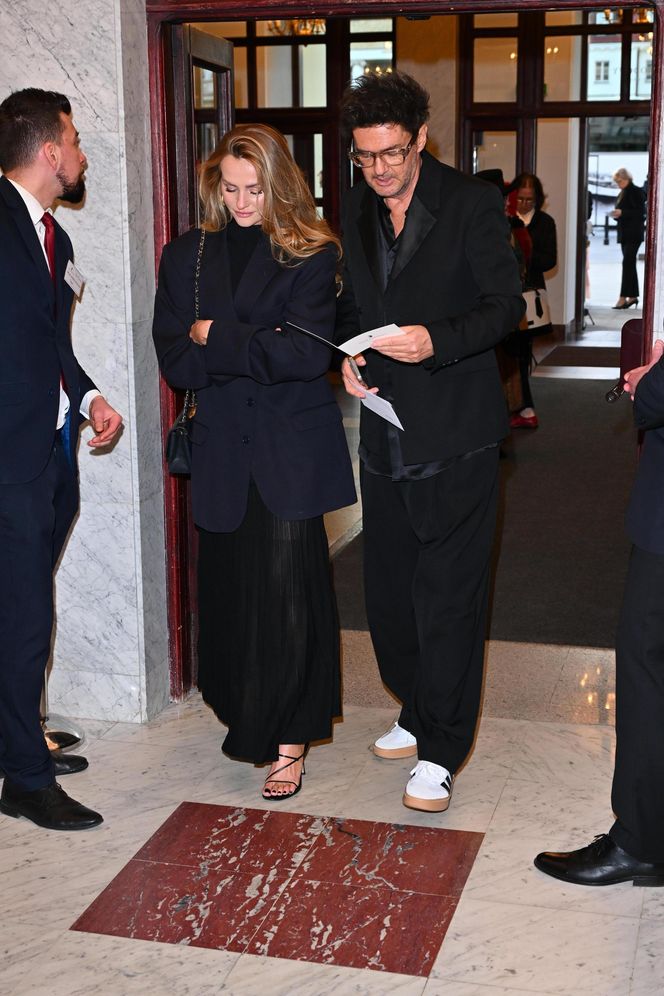 Kuba Wojewódzki z partnerką  na premierze "Hamleta"