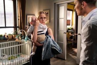 M jak miłość odc. 1693. Olek (Maurycy Popiel), niania Paulina (Elżbieta Trzaskoś), Borysek (Tymon Szkopek)