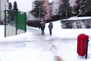 Ludzie zamiast chodnikami, idą po zaśnieżonych trawnikach. Ewa trzymała się płotów. Białystok skuty lodem