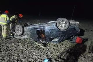 Żabno. Osobówka dachowała na polu uprawnym na drodze wojewódzkiej nr 973