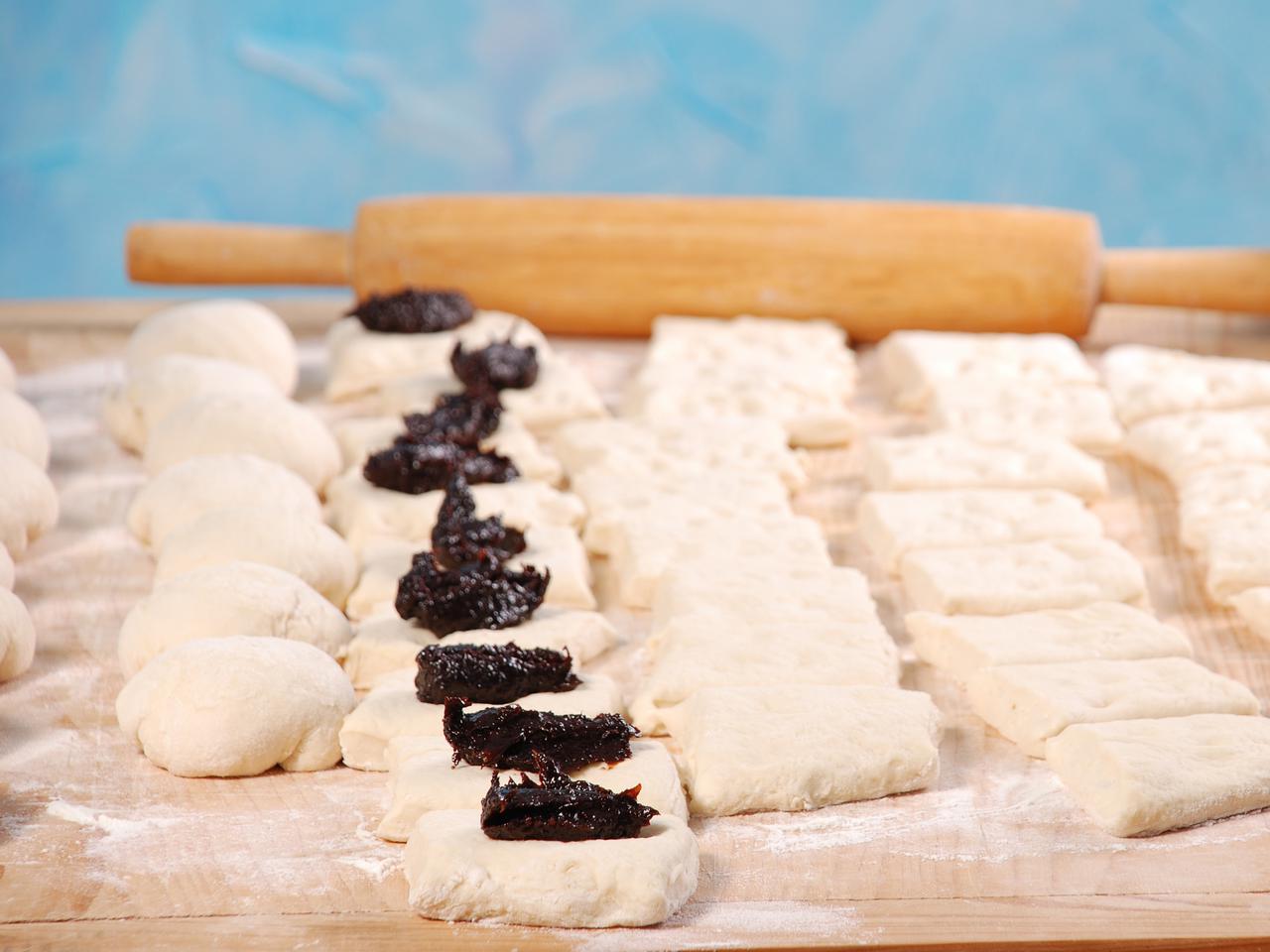 Razowe pierogi z suszonymi śliwkami: oryginalny pomysł na pierogi