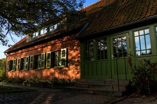 Dom w Szerokim Borze - główne wejście i elewacja frontowa ( wschodnia)