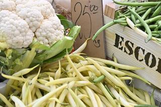 Truskawki po 8 zł, kalafior po 12 zł. Sprawdziliśmy ceny na stołecznych bazarach. Są zaskoczenia! 