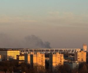 Płoną nieużytki przy zalewie Hubertus. Kłęby dymu widać z oddali