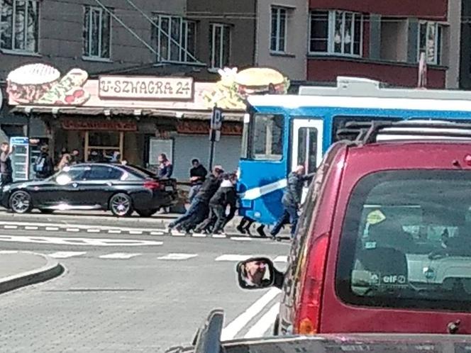 Darmowa siłownia w Krakowie! Pasażerowie musieli pchać tramwaj!