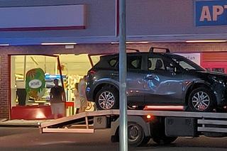 Kobieta wjechała autem do drogerii. Tłumaczy, że pomyliła gaz z hamulcem