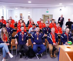 Siatkarze KPS-u z medalami na szyi, dziękowali kibicom za udany sezon