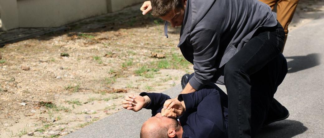 W ''M jak miłość'' zazdrosny Irek (Maciej Jachowski) dał się ponieść emocjom. Razem z Mirką (Andżelika Piechowiak) wybrali się na grilla do Zuńskich. Kinga (Katarztna Cichopek) i Piotrek (Marcin Mroczek) zaprosili wąskie grono znajomych na kameralny obiad. Irek nie jest w nastroju do zabawy. Po drodze spotkał Roberta Lubińskiego (Tomasz Borkowski), którego nienawidzi. Kiedy Lubiński zaczepia Kwiatkowską, Irek nie wytrzymuje. Rzuca się z pięściami na rywala. W 1033 odcinku serialu ''M jak miłość'' bójka Irka i Lubińskiego.