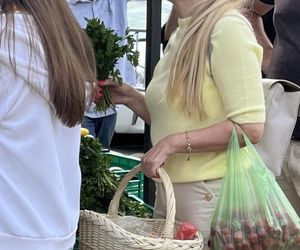 Europosłanka Wcisło buszuje na bazarku.