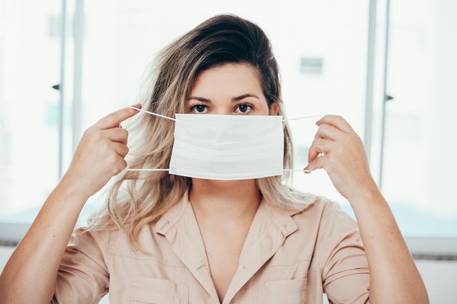 zbliżenie na kobietę zakładającą maskę