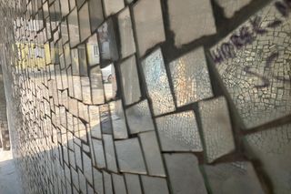 Bydgoszczanka w stolicy stworzyła palmę, a w Bydgoszczy magiczną lustrzaną bramę. Jak po latach wygląda ta instalacja? 