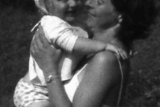 Jacek Kurski na rękach ukochanej Mamy Anny