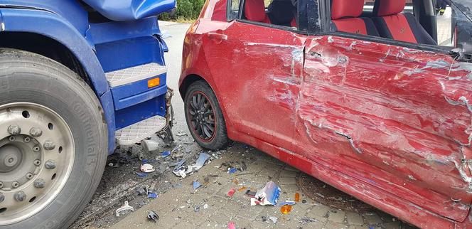 Koszmarny wypadek w Siołkowej. Suzuki staranowane przez ciężarówkę