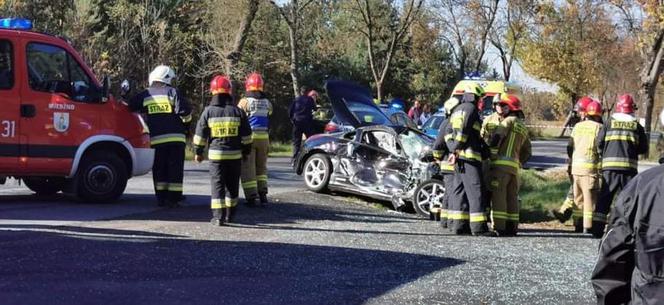 Miedźno: Nissan uderzył w autobus z dziećmi. Kierowca uciekał przed policją [ZDJĘCIA]